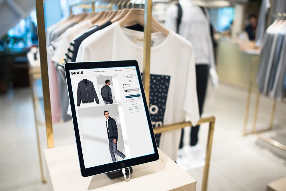 Borne Fitizzy installée dans l’allée d’un magasin de prêt-à-porter